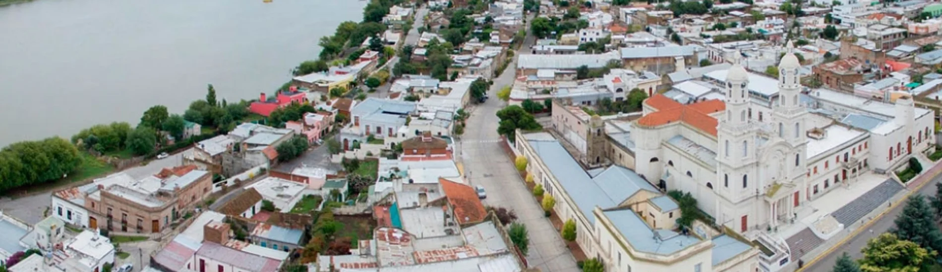 Vista aérea de Carmen de Patagones junto al río